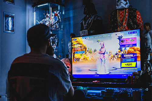 Homem sentado jogando video game